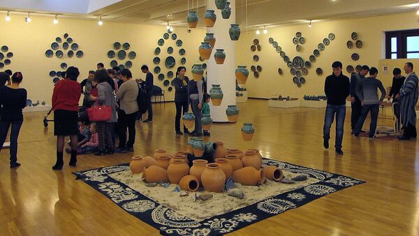 Инсталляция из глиняных горшков - Sputnik Узбекистан
