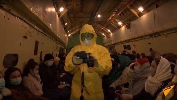 Эвакуированные из Уханя поблагодарили российских военных медиков за спасение - Sputnik Узбекистан