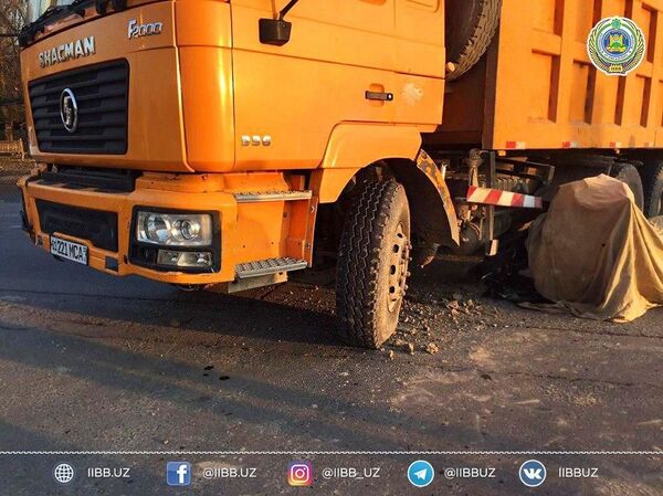 В Ташкенте грузовик столкнулся с мотоциклом - фото - Sputnik Узбекистан