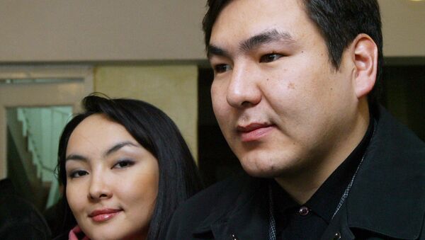 Старший сын экс-президента Кыргызстана Аскар Акаев Айдар (справа) и его жена Сайкал Акаева, архивное фото - Sputnik Ўзбекистон