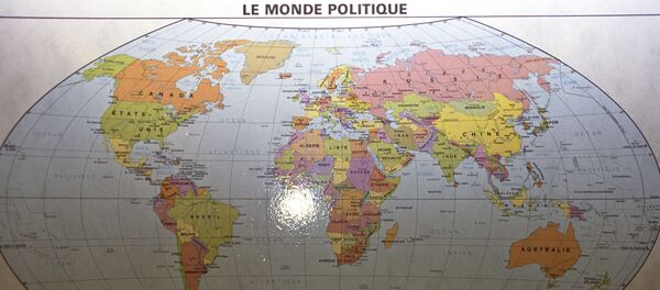 Политическая карта мира в здании штаб-квартиры НАТО в Брюсселе. Репродукция. - Sputnik Узбекистан