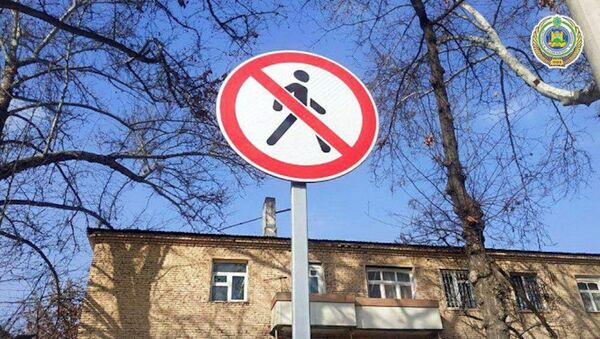 В Ташкенте устанавливают запрещающие знаки для пешеходов - Sputnik Узбекистан