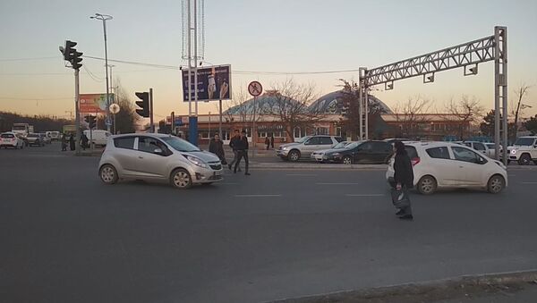 Пешеходы перебегают улицу напротив рынка Чорсу в Ташкенте - Sputnik Узбекистан