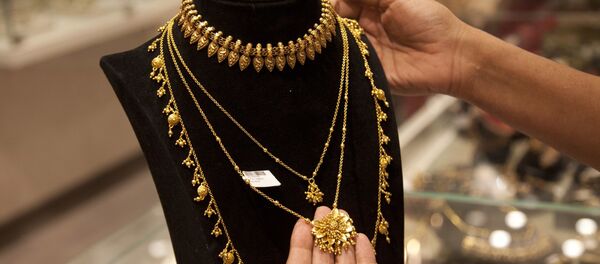 Женщина в ювелирном магазине, фото из архива - Sputnik Узбекистан