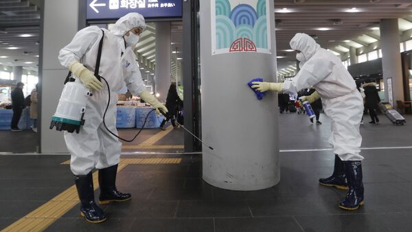 Сотрудники работают над предотвращением появления нового коронавируса на станции Сусео в Сеуле, Южная Корея - Sputnik Ўзбекистон