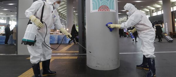 Sotrudniki rabotayut nad predotvrasheniyem poyavleniya novogo koronavirusa na stansii Suseo v Seule, Yujnaya Koreya - Sputnik O‘zbekiston