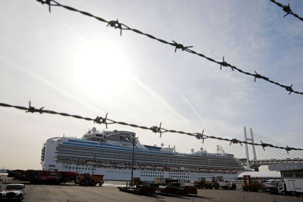 Круизный лайнер Diamond Princes с зараженными коронавирусом пассажирами у японского порта Йокогама - Sputnik Узбекистан