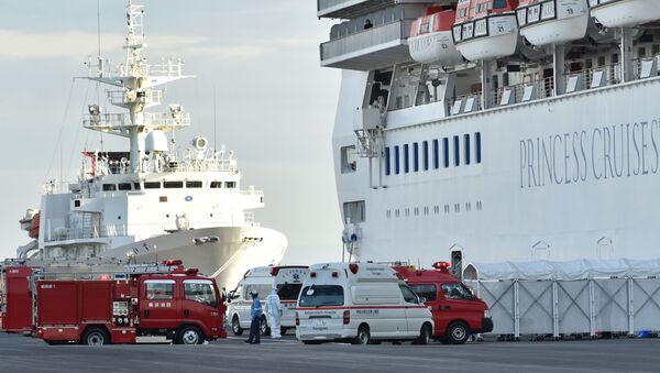 Пожарные машины и кареты скорой помощи у круизного лайнера Diamond Princes, помещенного в карантин у японского порта Йокогама - Sputnik Ўзбекистон