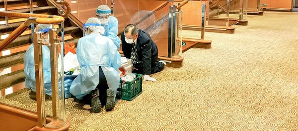 Люди в спецодежде на борту круизного лайнера Diamond Princes, помещенного в карантин у японского порта Йокогама Люди в спецодежде на борту круизного лайнера Diamond Princes, помещенного в карантин у японского порта Йокогама - Sputnik Ўзбекистон