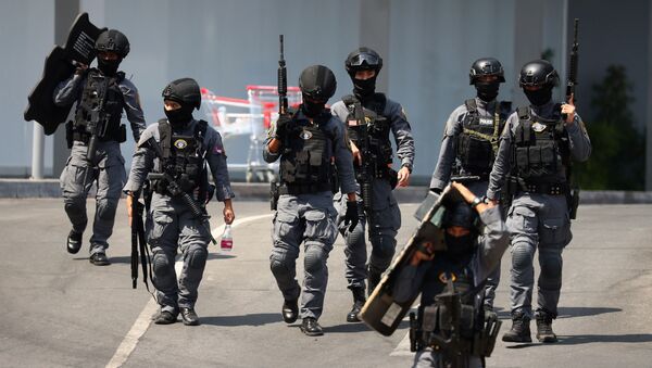 Военнослужащие спецподразделения вооруженных сил Тайланда покидают место перестрелки - Sputnik Узбекистан