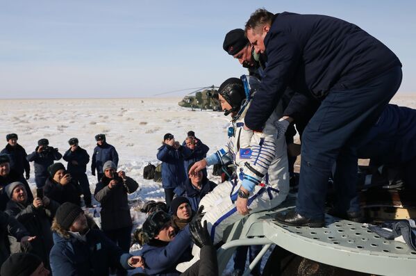 Космонавт Александр Скворцов после посадки спускаемого аппарата пилотируемого космического корабля Союз МС-13 в Казахстане - Sputnik Узбекистан