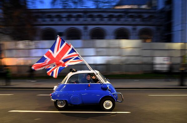 Мужчина с флагами Евросоюза в центре Лондона 31 января 2020 года, в день официального выхода Великобритании из ЕС - Sputnik Узбекистан