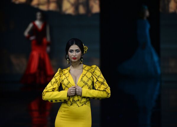 Модель в наряде от Loli Vera на показе International Flamenco Fashion Show (SIMOF) в Севилье - Sputnik Узбекистан