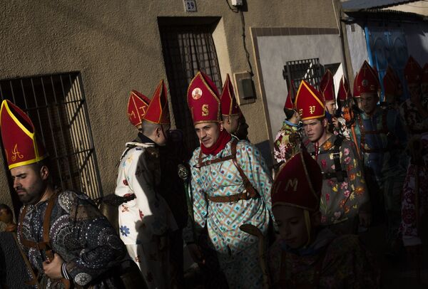 Участники во время шествия в рамках традиционного фестиваля Эндиаблада в городе Альмонасид-дель-Маркесадо в Испании - Sputnik Узбекистан
