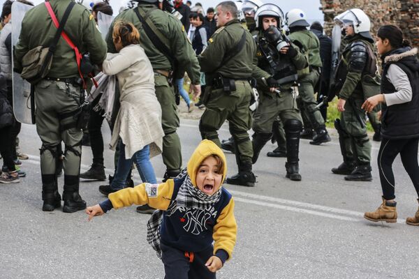 Столкновение мигрантов с полицией в лагере для беженцев на Лесбосе, Греция - Sputnik Узбекистан