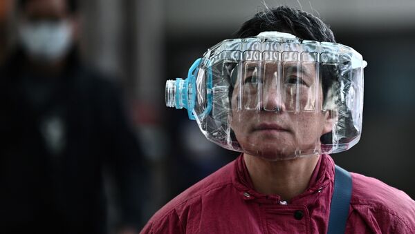 Jitel Gonkonga ispolzuyet plastikovuyu butilku v kachestve maski, chtobi zashititsya ot koronavirusa - Sputnik O‘zbekiston
