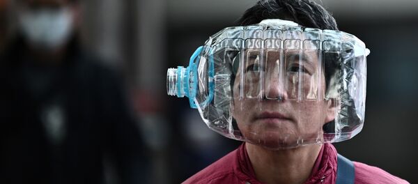 Житель Гонконга использует пластиковую бутылку в качестве маски, чтобы защититься от коронавируса Житель Гонконга использует пластиковую бутылку в качестве маски, чтобы защититься от коронавируса - Sputnik Ўзбекистон