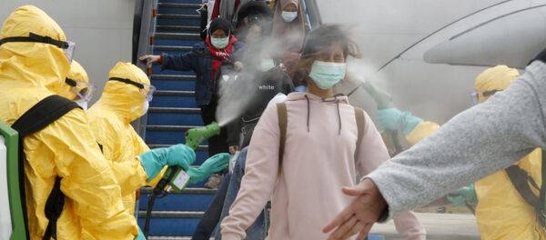 Mediki opriskivayut indoneziyskix grajdan antiseptikom posle pribitiya iz kitayskogo Uxanya, sentra epidemii koronavirusa - Sputnik O‘zbekiston