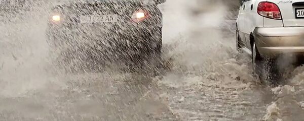 Ташкентские дороги залило февральским ливнем - видео Ташкентские дороги залило февральским ливнем - видео - Sputnik Ўзбекистон