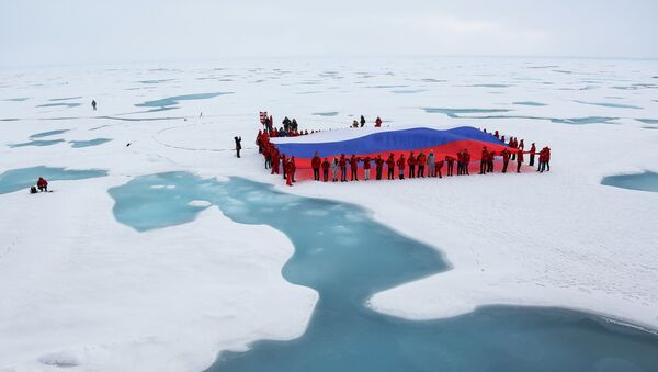 Участники детского юбилейного рейса в честь 60-летия атомного ледокольного флота развернули гигантский российский флаг на Северном полюсе, куда они прибыли на ледоколе 50 лет Победы - Sputnik Ўзбекистон