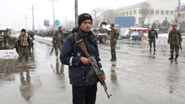 Afganskie sili bezopasnosti vedut nablyudenie vblizi mesta terakta smertnika v Kabule. 11-fevralya 2020 - Sputnik O‘zbekiston
