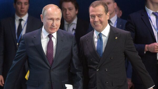 Президент РФ В. Путин и премьер-министр РФ Д. Медведев приняли участие в съезде партии Единая Россия - Sputnik Ўзбекистон