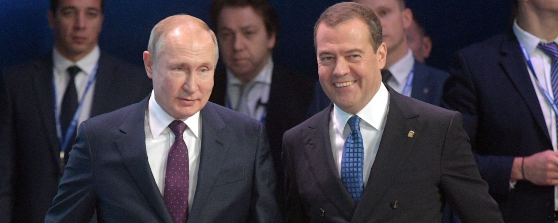 Президент РФ В. Путин и премьер-министр РФ Д. Медведев приняли участие в съезде партии Единая Россия - Sputnik Ўзбекистон, 1920, 14.09.2025