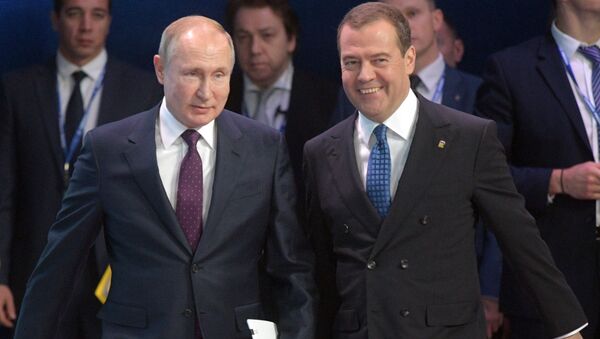 Президент РФ В. Путин и премьер-министр РФ Д. Медведев приняли участие в съезде партии Единая Россия - Sputnik Ўзбекистон