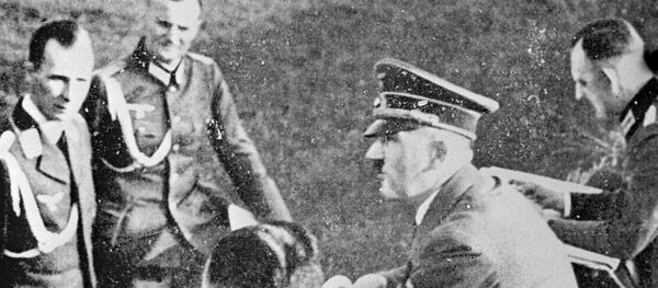 Главный адъютант Гитлера генерал пехоты Рудольф Шмундт (первый слева), фюрер Адольф Гитлер (второй справа). Главный адъютант Гитлера генерал пехоты Рудольф Шмундт (первый слева), фюрер Адольф Гитлер (второй справа). - Sputnik Узбекистан