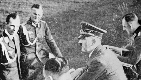 Главный адъютант Гитлера генерал пехоты Рудольф Шмундт (первый слева), фюрер Адольф Гитлер (второй справа). - Sputnik Узбекистан