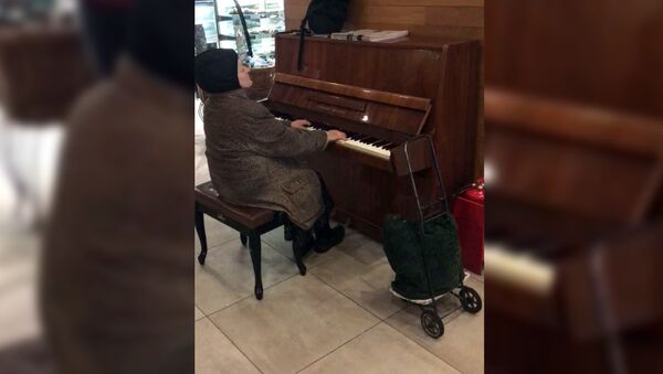 Пожилая женщина играет на фортепиано в кафе - Sputnik Узбекистан