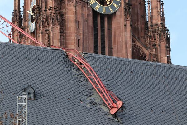 Упавший на крышу собора кран после шторма Сиара в Германии  - Sputnik Узбекистан