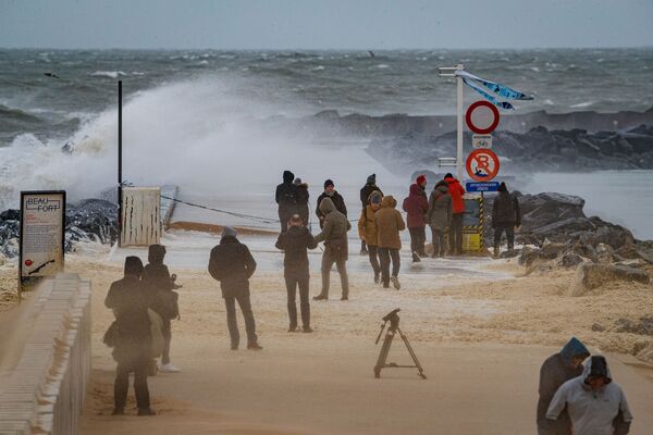 Сильные волны после прохождения шторма Сиара на бельгийском побережье  - Sputnik Узбекистан