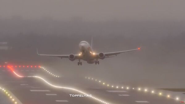 Самолет во время сложной посадки из-за шторма Сиара в аэропорту Бирмингема - Sputnik Узбекистан