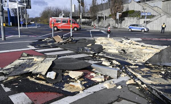 Обломки крыши на дороге после прохождения шторма Сиара в Германии - Sputnik Узбекистан