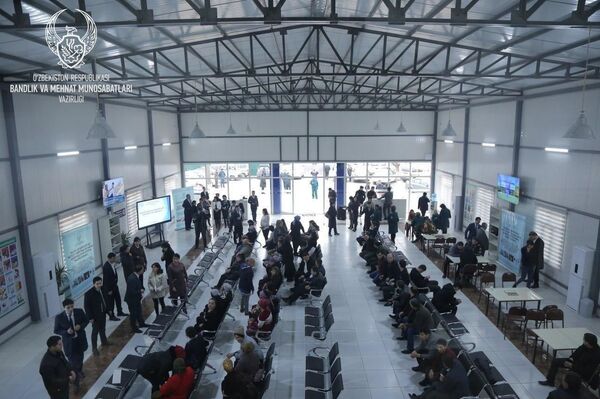 Мардикор бозорлари “Кунлик ишчилар маркази”га айланади Мардикор бозорлари “Кунлик ишчилар маркази”га айланади - Sputnik Ўзбекистон