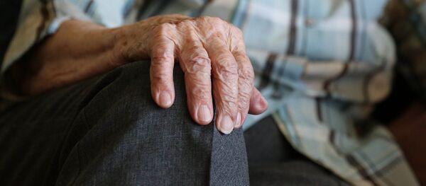 Рука пожилого мужчины - Sputnik Узбекистан