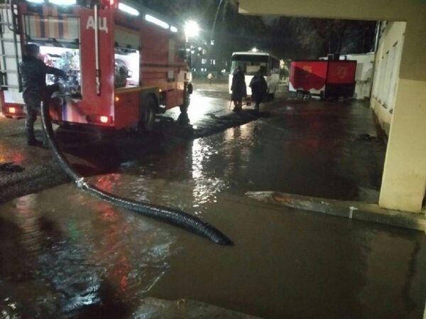 В Ташкенте закрыли школу из-за затопления после дождей В Ташкенте закрыли школу из-за затопления после дождей - Sputnik Узбекистан