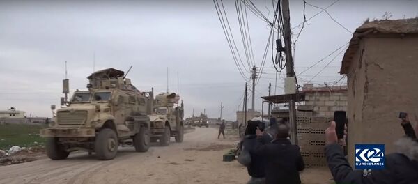 سوريا.. رتل عسكري أمريكي يتعرض للرشق بالحجارة - Sputnik Узбекистан