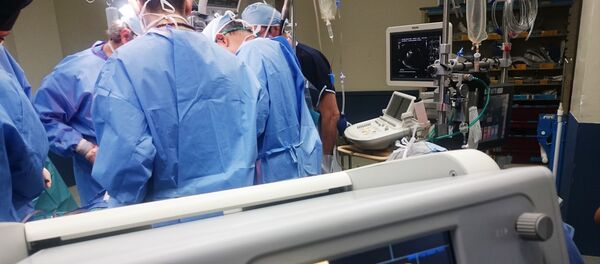 Работа врачей в операционной - Sputnik Узбекистан