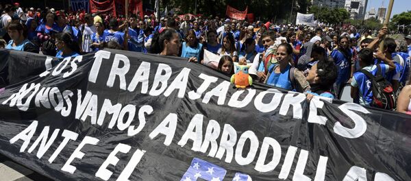В Аргентине проходят массовые акции протеста против выделения кредита МВФ В Аргентине проходят массовые акции протеста против выделения кредита МВФ - Sputnik Ўзбекистон