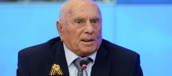 Герой России, разведчик, прототип майора Вихря из одноименного романа Юлиана Семенова, ветеран Великой Отечественной войны Алексей Ботян во время пресс-конференции, посвященной премьере фильма Динамовцы на полях сражений - Sputnik Узбекистан