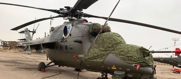 Новые вертолеты Ми-35М ВВС Узбекистана, стоящие на стоянке в международном аэропорту имени Ислама Каримова - Sputnik Узбекистан
