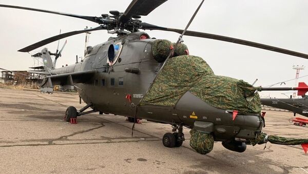 Новые вертолеты Ми-35М ВВС Узбекистана, стоящие на стоянке в международном аэропорту имени Ислама Каримова - Sputnik Ўзбекистон