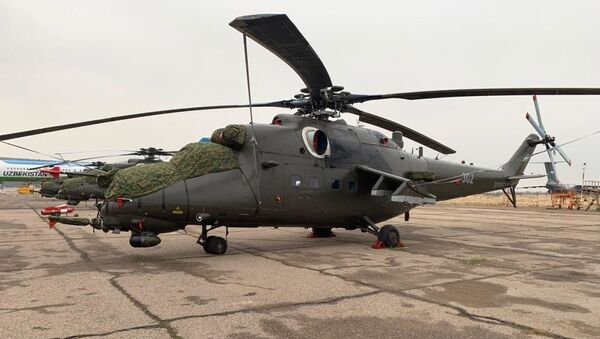 Новые вертолеты Ми-35М ВВС Узбекистана на стоянке в международном аэропорту имени Ислама Каримова - Sputnik Ўзбекистон