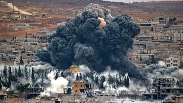 Последствия авиаудара сил коалиции США в сирийском городе Кобани на сирийско-турецкой границе. Архивное фото - Sputnik Узбекистан
