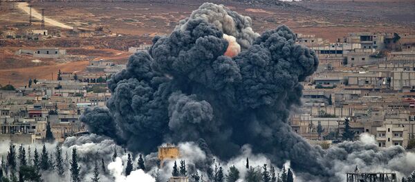 Последствия авиаудара сил коалиции США в сирийском городе Кобани на сирийско-турецкой границе. Архивное фото - Sputnik Узбекистан
