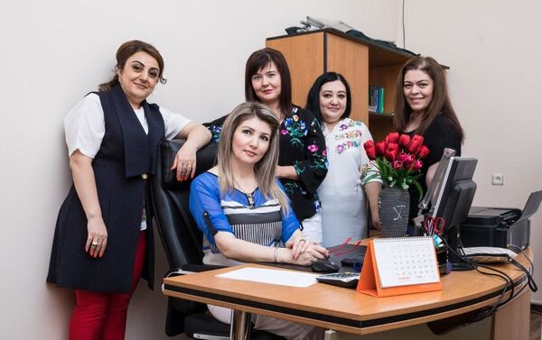 Сотрудники Фонда помощи детям, больных раком, EZGU AMAL (Благое дело) - Sputnik Узбекистан