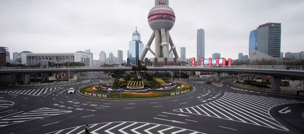 Полицейский в маске на пустынной улице в Шанхае  - Sputnik Узбекистан