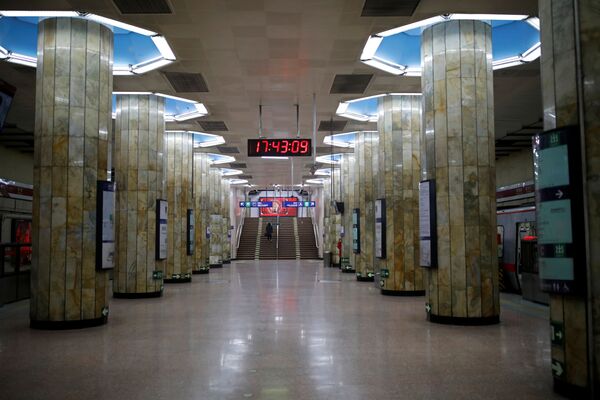 Пассажиры на пустынном вокзале в Пекине - Sputnik Узбекистан